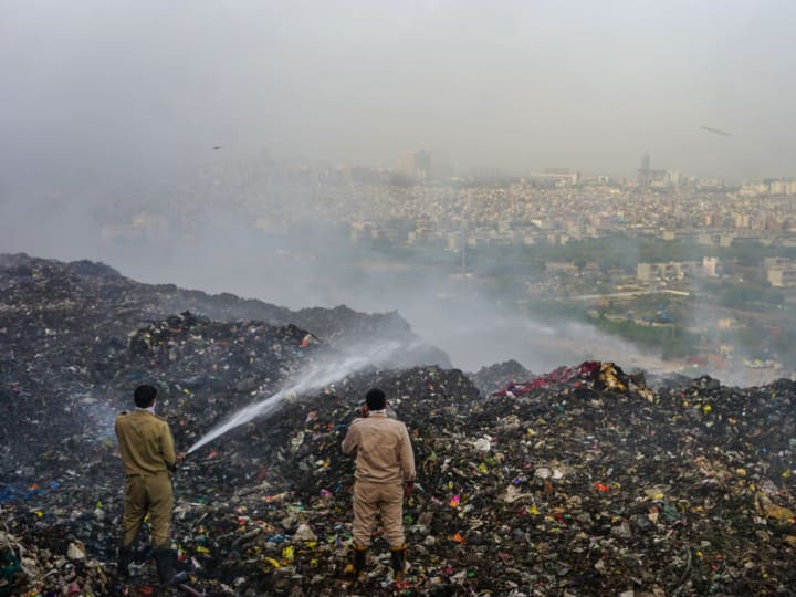 Ghazipur Landfill Fire Delhi Kejriwal Government Strict on Incident Instructions for 24 hour Monitoring ann Ghazipur Landfill Fire: गाजीपुर लैंडफिल में आग लगने की घटना पर केजरीवाल सरकार सख्त, 24 घंटे निगरानी रखने के लिए निर्देश जारी