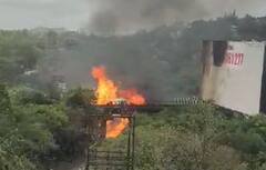 Mumbai Pune Express Highway Accident: मुंबई-पुणे एक्सप्रेस वेवर खंडाळा घाटात बर्निंग टॅंकरचा थरार;  पाहा फोटो...