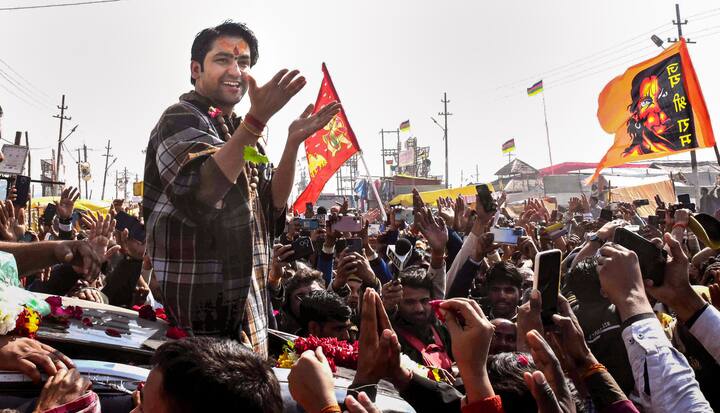 पावसाळ्यामधून त्यांच्या मोडक्या घराच्या छतातून पाणी झिरपत असे. पंडित धीरेंद्र कृष्णा शास्त्री मध्य प्रदेशातील छत्तरपूर येथील मूळ रहिवासी आहेत.