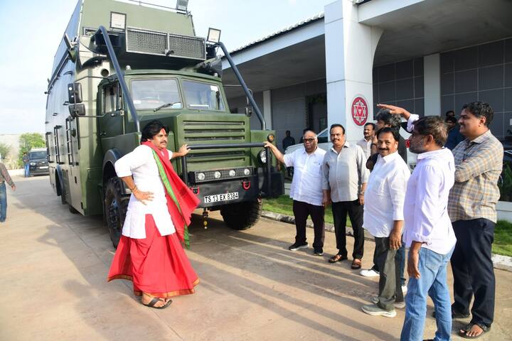 మైత్రి మూవీస్ నుంచి వై.రవిశంకర్, డీవీవీ ఎంటర్ టైన్మంట్ నుంచి డీవీవీ దానయ్య, మెగా సూర్యా ప్రొడక్షన్ నుంచి ఏఎం రత్నం, ఎస్వీసీసీ నుంచి బీవీఎస్ఎన్ ప్రసాద్, పీపుల్స్ మీడియా ఫ్యాక్టరీ నుంచి శ్రీ వివేక్ కూచిభొట్లతోపాటు ఉస్తాద్ గబ్బర్ సింగ్ చిత్ర దర్శకుడు హరీష్ శంకర్ లు యాగశాలకు విచ్చేసి అక్కడ ప్రతిష్ఠించిన దేవతామూర్తులకు నమస్కరించారు.