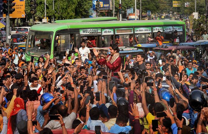 नेहमीच चर्चेत असलेले धीरेंद्र शास्त्री आणि त्यांच्या कुटुंबाची आर्थिक परिस्थिती आधी फार हलाखीची होती. एक वेळेच्या अन्नासाठी त्यांना वणवण करावी लागत होती. याशिवाय त्यांच्याकडे राहण्यासाठी पक्कं घरंही नव्हतं.