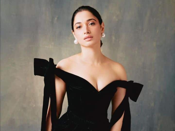 तमन्ना भाटिया ने कई आइटम सॉन्ग्स पर डांस किया है.  वे साउथ की बेस्ट डांसर्स में से एक हैं. यश की सुपरहिट फिल्म 'केजीएफ' में 'जोके' पर बेहतरीन मूव्स के बाद उन्होंने जय लावा कुसा में जूनियर एनटीआर के साथ 'स्विंग ज़ारा' में भी डांस किया. बहुत जल्द उन्हें अनिल रविपुडी की 'भगवत केसरी' में नंदमुरी बालकृष्ण के साथ भी थिरकते देखा जा सकता है.