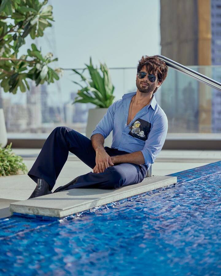 ये तो सभी जानते हैं कि शाहिद कपूर ने साल 2008 में फिल्म ‘इश्क विश्क’ से बॉलीवुड में डेब्यू किया था. लेकिन ये बहुत कम लोग जानते हैं कि एक्टर बनने से पहले वो एक बैकग्राउंड डांसर थे.