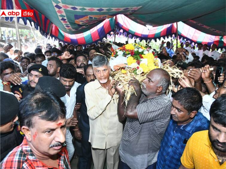 Dayakar Reddy Death TDP chief Chandrababu attends ex MLA Dayakar Reddy Funeral Dayakar Reddy Death News: టీడీపీ మాజీ ఎమ్మెల్యే దయాకర్ రెడ్డి అంత్యక్రియల్లో పాడె మోసిన చంద్రబాబు