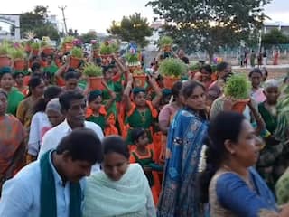 குளித்தலை அருகே வேங்காம்பட்டி ஸ்ரீ மாரியம்மன் கோயில் திருவிழா - பால்குடம் தூக்கிய பக்தர்கள்