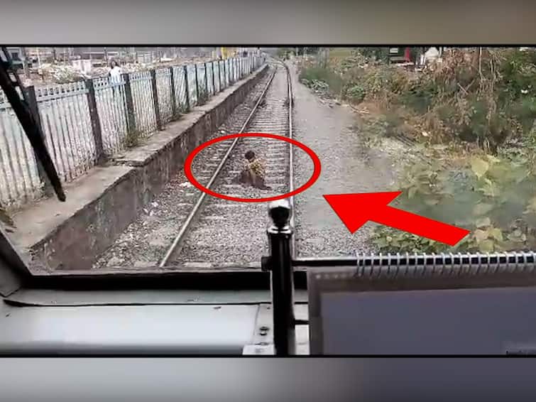 Kalyan Local Train the life of a man sitting on the railway track saved due to the vigilance of the motorman Kalyan Local Train : रेल्वे रुळावर ठाण मांडून बसलेल्या तरुणाचा जीव मोटरमनच्या सतर्कतेमुळे वाचला, कल्याणमधील घटना