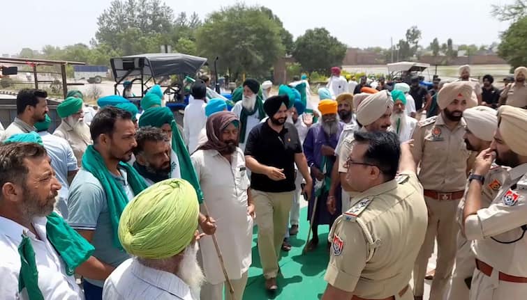 Police action on farmers protests many farmers detained Farmer Protest: ਕਿਸਾਨਾਂ ਦੇ ਧਰਨਿਆਂ 'ਤੇ ਪੁਲਿਸ ਦਾ ਐਕਸ਼ਨ ! ਜ਼ਬਰਦਸਤੀ ਚੁਕਵਾਏ ਧਰਨੇ, ਹਿਰਾਸਤ 'ਚ ਲਏ ਕਿਸਾਨ