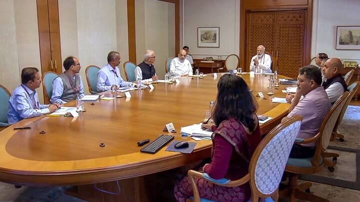 पंतप्रधान मोदी यांनी चक्रीवादाळाची परिस्थिती आणि किनारपट्टी भागातील उपाययोजनांचा आढावा घेतला.