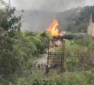 मुंबई-पुणे एक्सप्रेस वेवरुन जाणारा ऑईल टँकर आगीच्या भक्ष्यस्थानी आला.