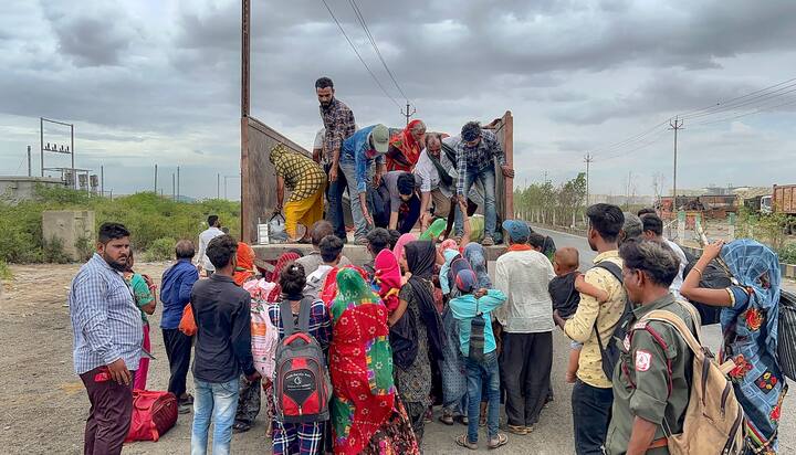 बिपरजॉय चक्रीवादळ 15 जूनच्या संध्याकाळी ताशी 125-135 किलोमीटर वाऱ्यांच्या वेगासह धडकणार असल्याची माहिती हवामान विभागाने दिली आहे. बिपरजॉय चक्रीवादळ गुजरातच्या मांडवी आणि पाकिस्तानच्या कराची किनारपट्टी भागात धडकण्याचा अंदाज वर्तवण्यात आला आहे