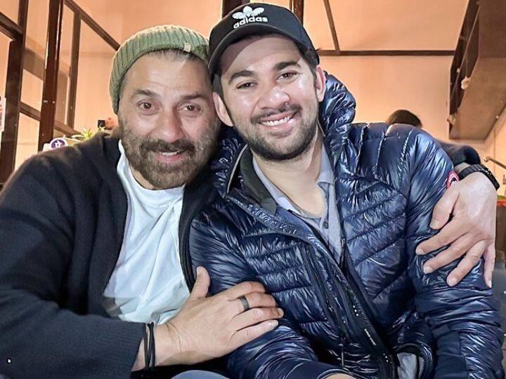 सनी देओल के बेटे करण देओल ने बिमल रॉय की पोती दृशा आचार्य से सगाई कर ली है और अब दोनों बहुत जल्द शादी करने वाले हैं. दोनों की शादी की रस्में शुरू हो गई हैं और धर्मेंद्र का घर फूलों और लाइटों से सज गया है.