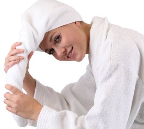 ज्यांना केस गळण्याची (Hair Fall) समस्या आहे त्यांनी ओल्या केसांना चुकूनही टॉवेल गुंडाळू नये. कारण ओले केस टॉवेलमध्ये गुंडाळल्यानं तुटतात.