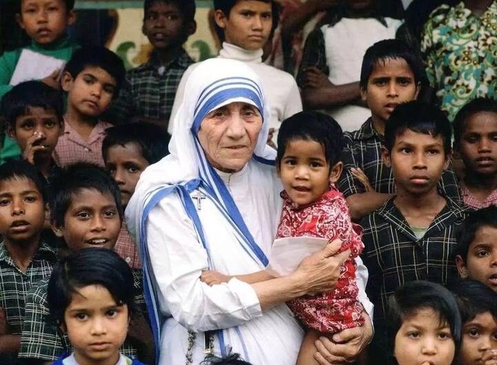 मदर टेरेसा: यूगोस्लाविया में जन्मी मदर टेरेसा साल 1929 में भारत आई थीं. 1931 में वो नन बनी और फिर भारत में ही रहने लगी. यहां गरीब महिलाओं को आगे बढ़ाने और उनके उत्थान के लिए मदर टेरेसा ने खूब काम किए.