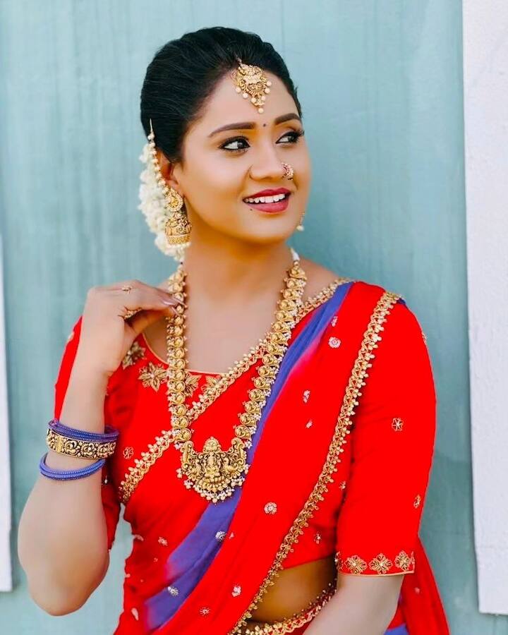 కార్తీకదీపం సీరియల్ నెక్స్ట్ జనరేషన్ కథలో పెద్దైన తర్వాత డాక్టర్ హిమగా జీవించేసింది. ఈ సీరియల్ లో అమాయకమైన పాత్రలో తింగరి అనిపించుకుంటూ నటన పరంగా మంచి మార్కులే కొట్టేసింది. కార్తీకదీపం సీరియల్ ముగియడంతో 'మధురానగరిలో' రాధగా నటిస్తోంది కీర్తి.