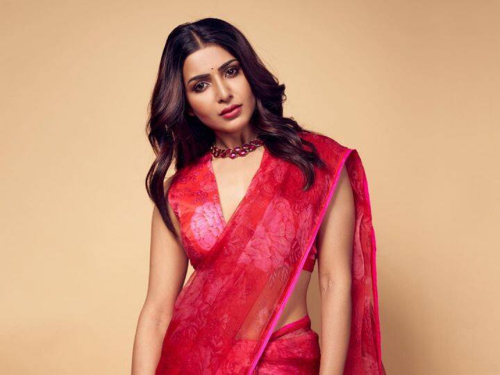 ब्लॉकबस्टर फिल्म 'पुष्पा: द राइज' के 'ऊ अंतवा' के गाने पर सामंथा ने डांस किया था. ये किसी आइटम सॉन्ग पर उनका पहला डांस था जिसने दर्शकों को उनका दीवाना बना दिया था. ये गाना साल 2021 में आया था लेकिन आज भी ट्रेंड में रहता है.