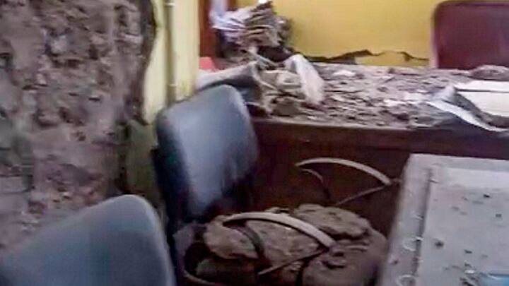 ভূমিকম্পে কেঁপে উঠল জম্মু ও কাশ্মীর। রিখটার স্কেলে মঙ্গলবারের কম্পনের মাত্রা ছিল ৫.৪। কম্পনের জেরে স্কুল থেকে শুরু করে বেশ কয়েকটি সরকারি পরিকাঠামো আংশিক ক্ষতিগ্রস্ত হয়েছে।