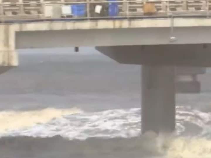 High tide hits Worli Sea Face in Mumbai. (Photo: Twitter/ANI)