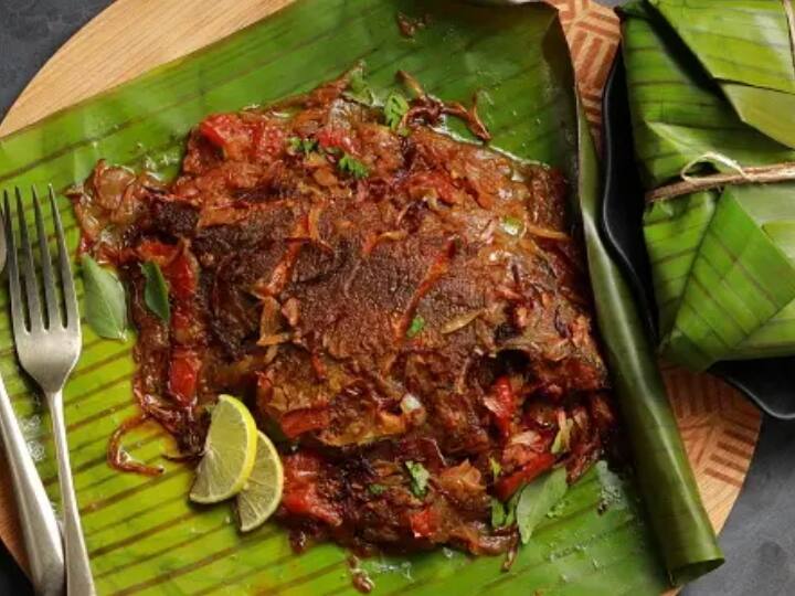 மசாலா தடவி ஊறவைத்துள்ள மீனை எடுத்து ஒரு வாழை இலையில் வைத்து இட்லி வேக வைப்பதுபோல் மூடி வைத்து, நீராவியில் வேக வைக்க வேண்டும். 15 நிமிடம் கழித்து இறக்கினால் சுவையான மீன் பொளிச்சது தயார். இது நீராவியில் வேக வைப்பதால் அனைவருக்கும் உகந்ததாக இருக்கும்.