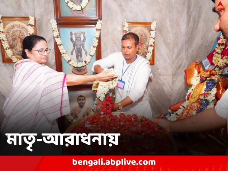 Mamata Banerjee visits Adyapeath Mandir says at home there is communal harmony Mamata Banerjee: নিজের পছন্দেই বিয়ে করেছেন সকলে, বাড়িতে সম্প্রীতির পরিবেশ, আদ্যাপীঠে বললেন মমতা