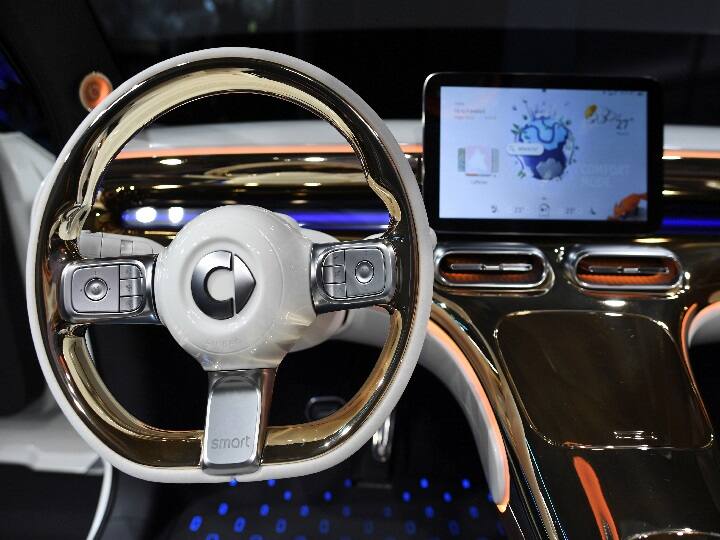 कनेक्टेड कारें ADAS (Advanced Driver Assistance Systems) टेक्नोलॉजी के साथ इंटीग्रेटेड हो सकती हैं, जैसे कि क्रूज कंट्रोल, लेन-कीपिंग असिस्टेंस, टक्कर चेतावनी प्रणाली और स्वचालित पार्किंग जैसे फीचर्स को सपोर्ट करती है. इससे ड्राइवरों को मदद मिलती है.