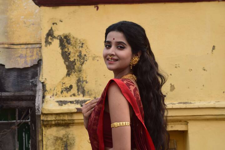 পলাশে রাঙা ভালবাসার গল্প। রিতম সেনের কলমে মুক্তি পেল 'পলাশ'। গানটি সুরে বেঁধেছেন প্রসেন ও গেয়েছেন শ্য়ামশ্রী সাহা।