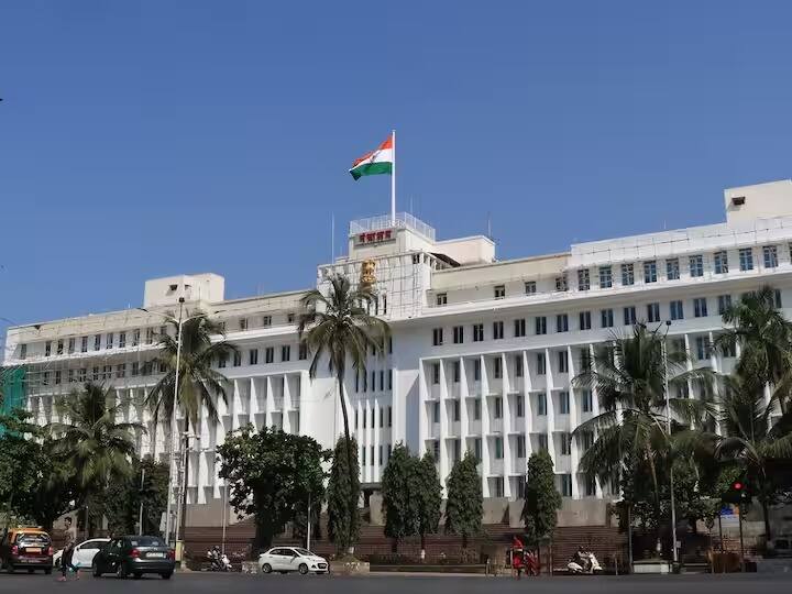 Maharashtra Cabinet Decision increase of 10 thousand rupees in the salary of gramsevak and 1500 crore sanctioned for the help of farmers राज्यातील शेतकरी कंत्राटी ग्रामसेवकांसाठी खुशखबर; ग्रामसेवकांच्या वेतनात  10 हजार रुपयांची वाढ तर शेतकऱ्यांच्या मदतीसाठी 1500 कोटी मंजुर