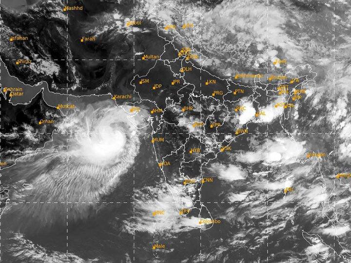 आईएमडी के अनुसार, बिपरजॉय मंगलवार को अत्यंत गंभीर चक्रवात से कमजोर होकर बेहद गंभीर चक्रवात में बदल गया. बिपरजॉय के एक बेहद गंभीर चक्रवात के रूप में 15 जून की शाम को जखाऊ पोर्ट के पास सौराष्ट्र और कच्छ के तटों को पार करने की संभावना है.