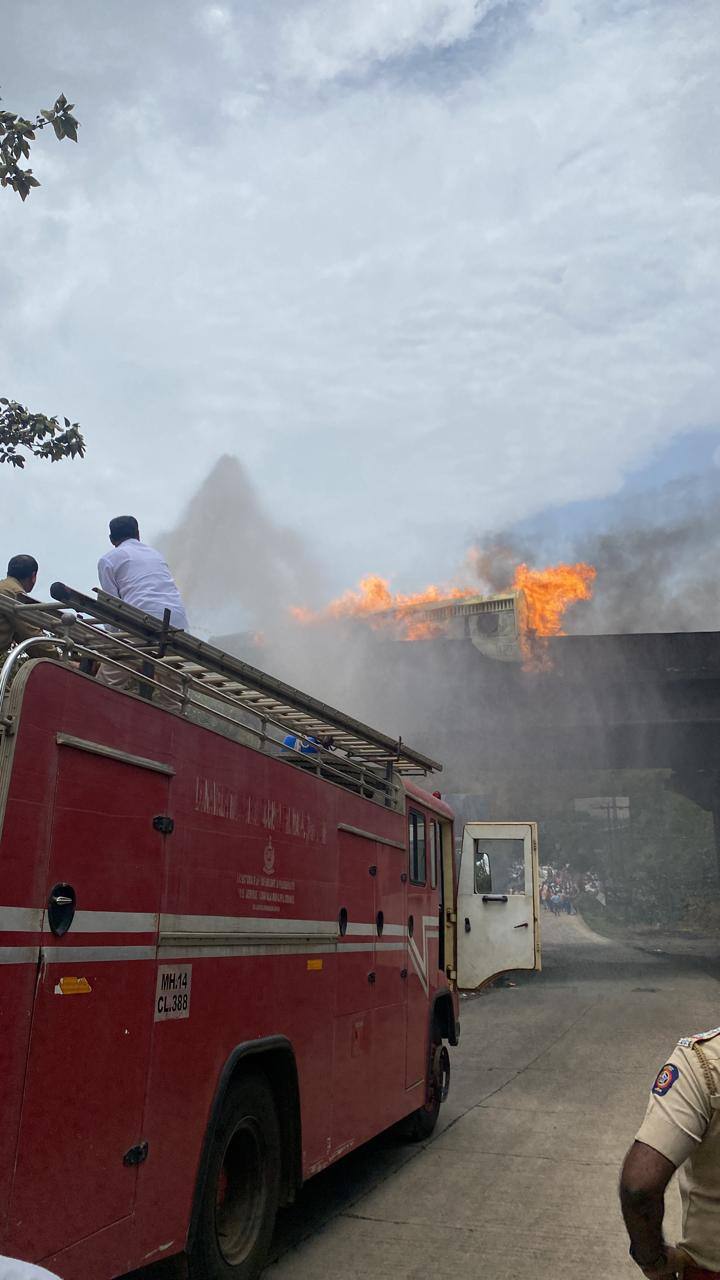 टँकरला आग लागल्यानंतर मुंबई-पुणे एक्सप्रेस वेवरही मोठ्या प्रमाणावर ऑईल पसरलं आहे.
