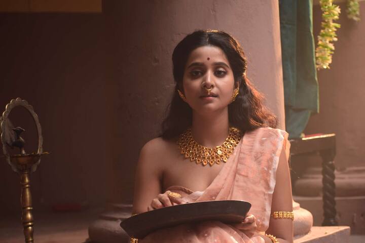 আর পর্দায় যে গানটির আবেগকে ফুটিয়ে তুলেছেন, তিনি অভিনেত্রী দেবচন্দ্রিমা সিংহ রায় (Debchandrima Singha Roy)। সম্প্রতি এসফিএফের (SVF)-র প্রযোজনায় মুক্তি পেয়েছে এই মিউজিক ভিডিও।