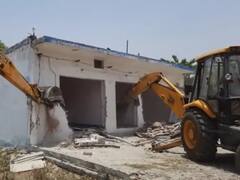गोरखपुर में टॉप-10 माफिया अजीत शाही पर कसा शिकंजा, अवैध कब्जे को बुलडोजर हटाया