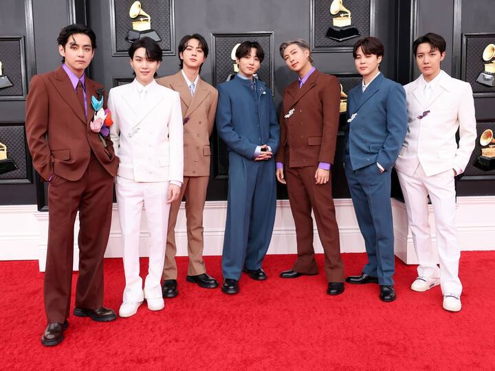 आज 13 जून रोजी BTS बॉय बँडला दहा वर्ष पूर्ण झाली आहेत. या सात जणांच्या बँडने जागतिक स्तरावर आपली छाप पाडत दक्षिण कोरियाला एक वेगळी ओळख निर्माण करुन दिली आहे.