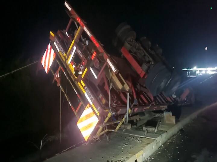 Kanchipuram 3 big trucks carrying wind turbines overturned in a ditch on the Chennai-Bengaluru National Highway near Kanchipuram Pillaichatram Road, causing damage to wind turbines worth crores of rupees Accident: காற்றாலை இறக்கை ஏற்றி சென்ற 3 லாரிகள் கவிழ்ந்து விபத்து..! விபத்தை மறைக்க நிருபர்களுக்கு கொலை மிரட்டல் - நடந்தது என்ன?