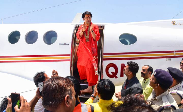 बागेश्वर महाराजांचं मूळ नाव धीरेंद्र रामकृपाल गर्ग. त्यांचा जन्म 1996 साली त्यांचा झाला. मध्य प्रदेशातील छत्तरपूर जिल्ह्यातल्या गढा गावात जन्म झाला. त्यांच्या वडिलांचं नाव रामकृपाल गर्ग आणि आईचं नाव सरोज गर्ग. तीन भावंडांमध्ये धीरेंद्र हे सर्वात मोठे आहेत. त्यांचं बालपण अत्यंत गरिबीत गेलं. धीरेंद्र यांचं शिक्षण केवळ बारावीपर्यंत झालं आहे.