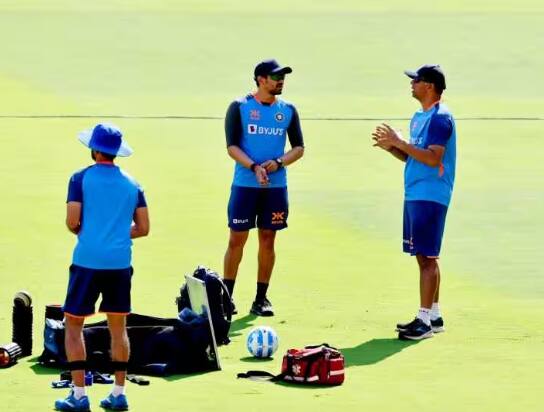 after-wtc-loss-bcci-sends-warning-to-vikram-rathour-and-bowling-coach-paras-mhambrey-head-coach-rahul-dravid-is-safe WTC ਫਾਈਨਲ 'ਚ ਹਾਰ ਤੋਂ ਬਾਅਦ ਕੋਚ ਰਾਹੁਲ ਦ੍ਰਾਵਿੜ ਨੂੰ ਮਿਲੀ BCCI ਤੋਂ ਚੇਤਾਵਨੀ, ਬਾਲਿੰਗ ਅਤੇ ਬੈਟਿੰਗ ‘ਤੇ ਲਿਆ ਜਾ ਸਕਦਾ ਵੱਡਾ ਫੈਸਲਾ