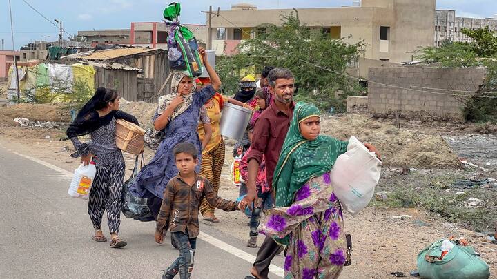 चक्रीवादळामुळे 14 जून आणि 15 जून दरम्यान गुजरातमधील कच्छ, द्वारका, पोरबंदर, जामनगर राजकोट, जुनागड आणि मोरबी हे सर्व जिल्हे प्रभावित होणार आहेत. चक्रीवादळामुळे या जिल्ह्यात अतिमुसळधार पावसाचा अंदाज वर्तवण्यात आला आहे.