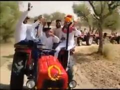 बाड़मेर में किसान का बेटा बना दूल्हे राजा, 51 ट्रैक्टरों पर लेकर गया बारात
