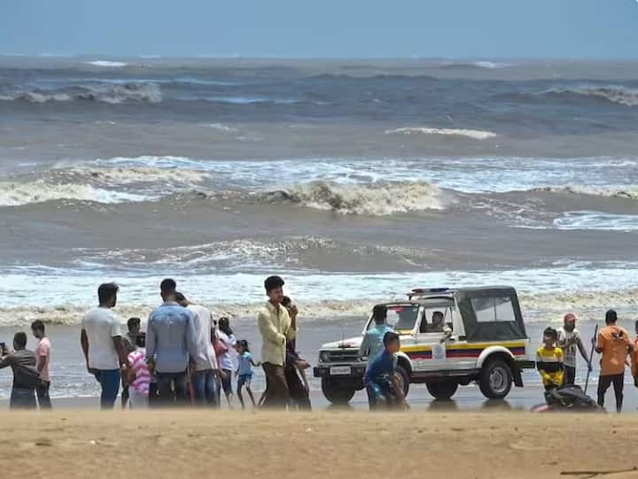 Mumbai News despite Cyclone Biperjoys alert 6 children went to sea 2 boys dead 2 rescued at Juhu Beach 2 still missing Mumbai News : बिपरजॉय वादळाच्या अलर्टनंतरही जुहू बीचवर सहा मुलं पोहायला गेली; दोघांना वाचवलं, दोघांचे मृतदेह सापडले, दोघांचा शोध सुरु