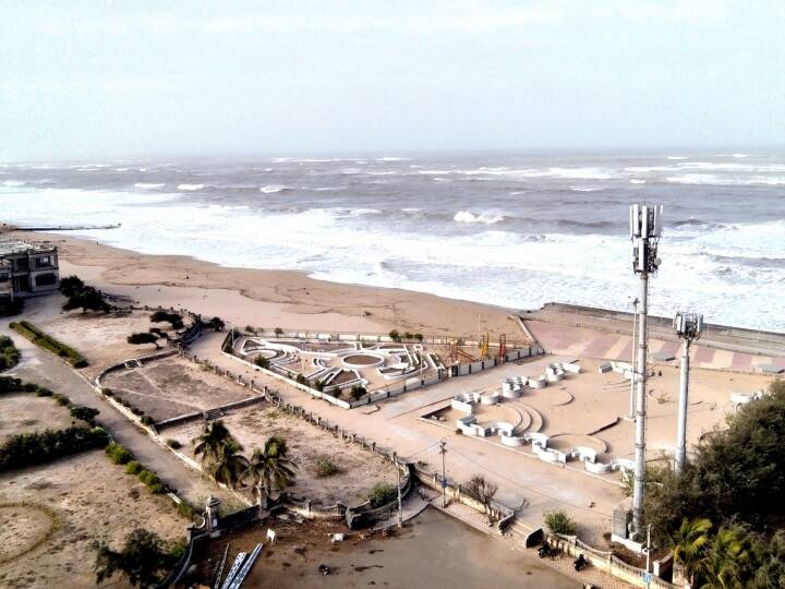 cyclone biparjoy latest update very sever storm imd alert gujarat saurashtra kachchh mumbai Cyclone Biparjoy: बिपरजॉय की कैटेगरी डाउनग्रेड लेकिन अभी भी खतरनाक, गुजरात में ऑरेंज अलर्ट, पोर्ट किए गए बंद, NDRF तैनात