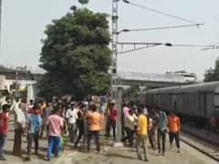 हरदोई में ट्रेन से उतरते और चढ़ते वक्त भिड़े दो पक्ष, जमकर चले लाठी डंडे, जंग का मैदान बना स्टेशन