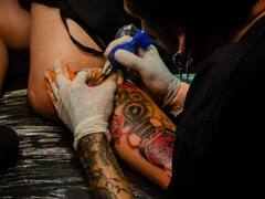 यहां के लोग छेनी से बनवाते हैं टैटू, नैचुरल रंगों का होता है इस्तेमाल