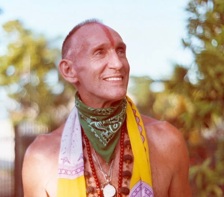 ग्रेगरी डेविड रॉबर्ट्स: ऑस्ट्रेलिया का बैंक लूटने के बाद साल 1980 के करीब ग्रेगरी डेविड रॉबर्ट्स भारत आए और लंबे समय तक इसी देश में रहे. यहीं रहकर उन्होंने ‘शांताराम’ भी लिखा. यहां रह कर उन्होंने गरीबों की खातिर कई काम भी किए.