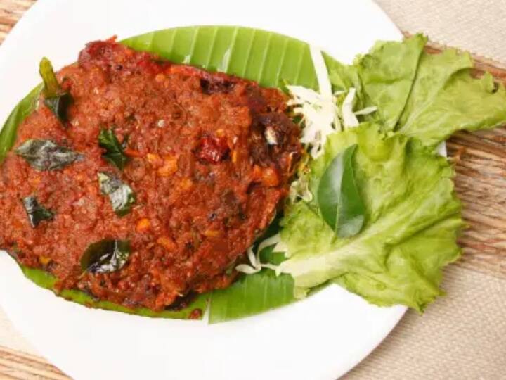 மற்றொரு முறை : மசாலா தடவிய மீனை இலையில் மடித்து கட்டி தோசைக்கல்லில் எண்ணெய் விட்டு மடித்துவைத்த மீனை போட்டு வறுக்க வேண்டும். 15 நிமிடம் இருபுறமும் திருப்பி போட்டு வறுத்து இறக்கினால் மீன் பொளிச்சது தயார். இது ரசம் சாதம், நெய் சோறு ஆகியவற்றிற்கு ஏற்ற காம்போ ஆகும்.