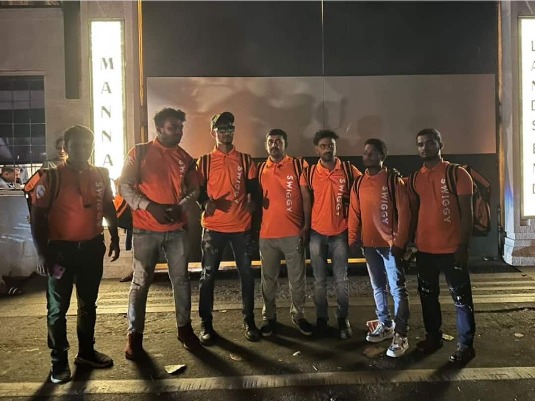 'Hum Dinner Leke Aagaye', Says Swiggy After Shah Rukh Khan Name-Checks Food Delivery App On Twitter 'Hum Dinner Leke Aagaye', Says Swiggy After Shah Rukh Khan Name-Checks Food Delivery App On Twitter 'Hum Dinner Leke Aagaye', Says Swiggy After Shah Rukh Khan Name-Checks Food Delivery App On Twitter