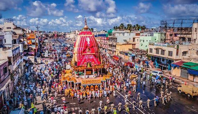 પૌરાણિક માન્યતાઓ અનુસાર શ્રી કૃષ્ણએ મનુષ્ય સ્વરૂપે અવતાર લીધો હતો. આવી સ્થિતિમાં કુદરતના નિયમ મુજબ તેમનું મૃત્યુ નિશ્ચિત હતું. જ્યારે શ્રી કૃષ્ણ મૃત્યુ પામ્યા, ત્યારે પાંડવોએ તેમના અંતિમ સંસ્કાર કર્યા. આ દરમિયાન એક આશ્ચર્યજનક ઘટના બની, કાન્હાનું આખું શરીર પાંચ તત્વોમાં ભળી ગયું પરંતુ તેનું હૃદય ધડકતું રહ્યું. કહેવાય છે કે આ હૃદય આજે પણ જગન્નાથજીની મૂર્તિમાં ધબકે છે.