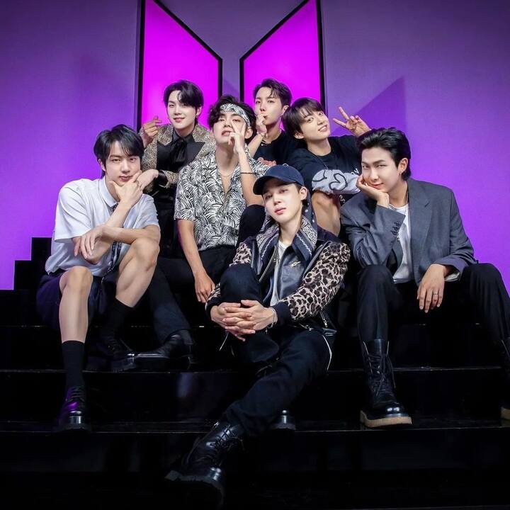 या बँडमध्ये सात जणांचा समावेश आहे. यामध्ये किम सोकजिन (Jin), मिन युंगी (Min Yoongi), जंग होसोक (J-Hope), किम नामजून (Namjoon), पार्क जीमिन (Jimin), किम तेह्युंग (Taehyung), आणि जीओन जंगकूक (Jungkook) यांचा समावेश आहे.