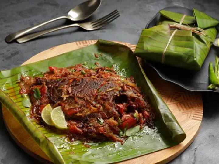 முதலில் சோம்பு, சீரகம், மிளகு, இஞ்சி, பூண்டு வரமிளகாயை கடாயில் எண்ணையை ஊற்றாமல் வறுத்து எடுத்துக்கொள்ளவும். மிதமான சூட்டில் வறுக்க வேண்டும்.வறுத்து அரைத்து எடுத்த மசாலாவை கழுவி வைத்த மீனுடன் சேர்த்து 1 மணி நேரம் நன்கு ஊறவைக்க வேண்டும். இப்பொழுது இந்த மீன் பொளிச்சதை 2 முறைகளில் செய்யலாம்.
