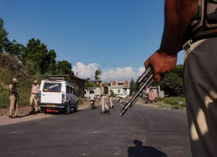 2 terrorists neutralised in joint operation of army kupwara police in dobanar machhal area loc  Jammu Kashmir: કુપવાડામાં Loc નજીક 2 આતંકી ઠાર, સુરક્ષાદળોનું ઓપરેશન ચાલુ
