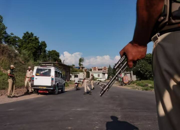 2 terrorists neutralised in joint operation of army kupwara police in dobanar machhal area loc  Jammu Kashmir: કુપવાડામાં Loc નજીક 2 આતંકી ઠાર, સુરક્ષાદળોનું ઓપરેશન ચાલુ
