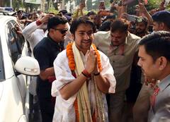 Dhirendra Shastri : एक वेळ अन्नासाठी वणवण, आता लाखोंची कमाई; पंडित धीरेंद्र शास्त्री यांची संपत्ती ऐकून व्हाल हैराण