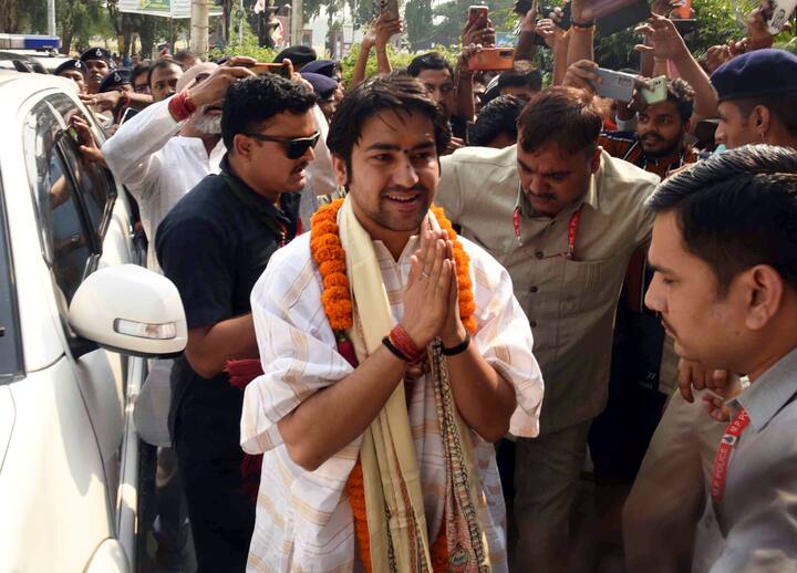 बागेश्वर धामचे पीठाधीश्वर धीरेंद्र शास्त्री हे कायम चर्चेत असतात. भूतपिशाच्च दूर करण्याच्या दाव्यामुळे आणि संत तुकाराम महाराजांबद्दल केलेल्या वादग्रस्त वक्तव्यामुळे ते चर्चेत आले आहेत.